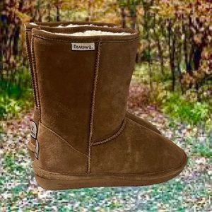 Women’s Bearpaw Short Boots in Chesnut Size 8.